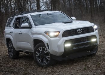 Ces géants de l&rsquo;automobile risquent de se faire distancer dans la course aux véhicules connectés : qui va succomber en premier ?