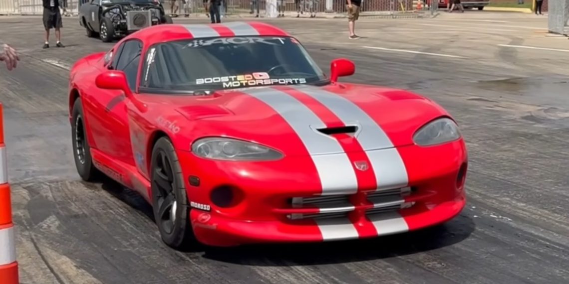 Cette Dodge Viper échange 4 cylindres pour un gain époustouflant de 400 chevaux !