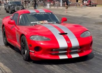 Cette Dodge Viper échange 4 cylindres pour un gain époustouflant de 400 chevaux !