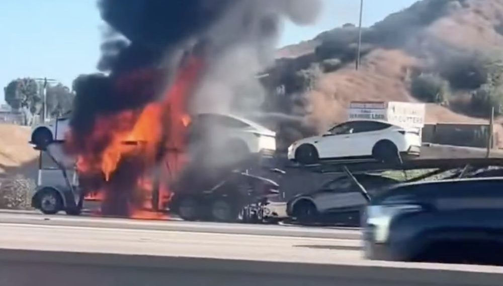 Panique évitée : l’incendie du transporteur à LA n’était pas dû aux batteries Tesla !
