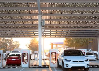 Pourquoi les Tesla Superchargers sont-ils plus fiables que jamais ? Découvrez l’étude choc !