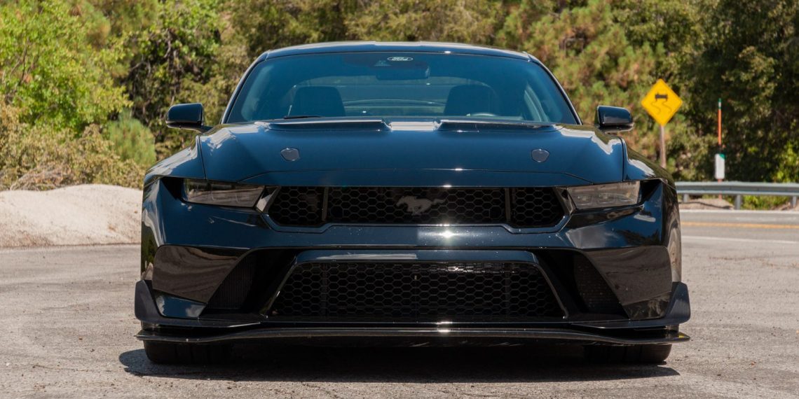 La Mustang GTD est si large qu’elle nécessite des feux de sécurité comme le Raptor, mais Ford a trouvé une astuce surprenante.