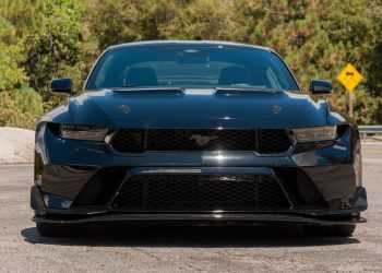 La Mustang GTD est si large qu’elle nécessite des feux de sécurité comme le Raptor, mais Ford a trouvé une astuce surprenante.