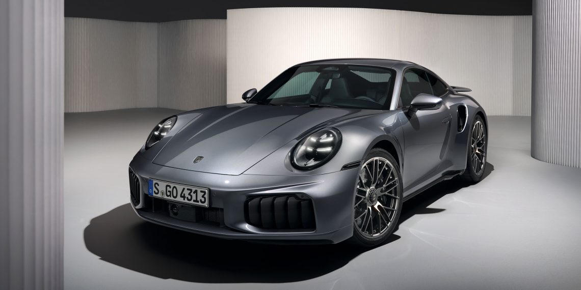 La nouvelle Porsche 911 Turbo S hybride de 701 ch pulvérise le 0 à 100 km/h en un temps record !
