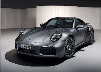 La nouvelle Porsche 911 Turbo S hybride de 701 ch pulvérise le 0 à 100 km/h en un temps record !