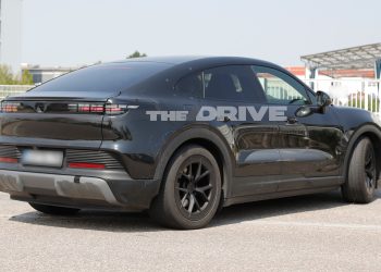 Cette Porsche Cayenne Coupé EV 2026 ressemble étrangement à une Tesla Model Y : bluffant !