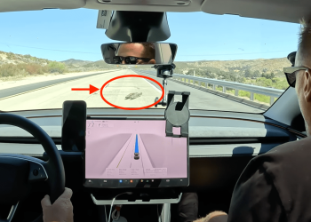 Des influenceurs Tesla testent la conduite autonome d&rsquo;Elon Musk et se crashent en moins de 60 miles !