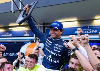 Ce podium surprise de Sainz en Azerbaïdjan dévoile la renaissance prometteuse de Williams F1 !