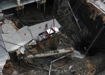 Incroyable : une rue entière disparaît soudainement dans un énorme gouffre