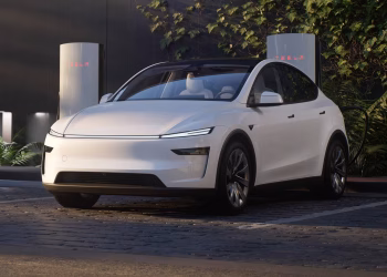 Les ventes de voitures électriques explosent en août : Tesla face à un défi inédit !