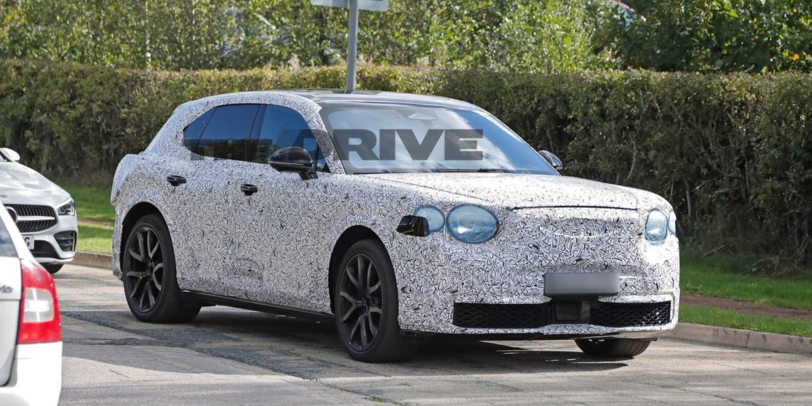 Un premier aperçu du mystérieux SUV électrique Bentley 2028 avec un surprenant avant plat !