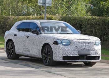 Un premier aperçu du mystérieux SUV électrique Bentley 2028 avec un surprenant avant plat !