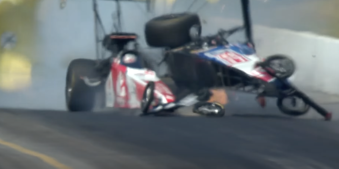 Un crash spectaculaire en NHRA propulse les voitures Top Fuel à 335 MPH, Tony Stewart renversé de manière choquante !