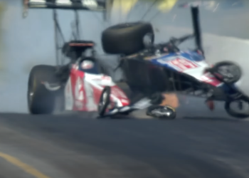 Un crash spectaculaire en NHRA propulse les voitures Top Fuel à 335 MPH, Tony Stewart renversé de manière choquante !