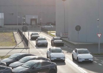Lancement inattendu : Tesla déploie pour la première fois le FSD sans supervision en Europe avec une surprise