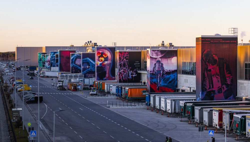Cette erreur de Tesla qui provoque la colère du syndicat allemand : bonus, barres énergétiques et chaussettes Giga Berlin en cause !