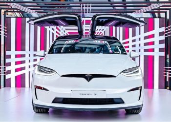 La nouvelle fonctionnalité de Tesla pour enfants en Europe qui pourrait sauver des vies !