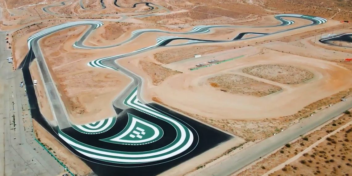 Willow Springs surprend avec ses nouvelles routes rénovées et son circuit de karting époustouflant