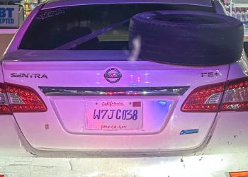 Quand l’artiste derrière une plaque d’immatriculation Nissan faite maison se fait prendre malgré tous ses efforts !