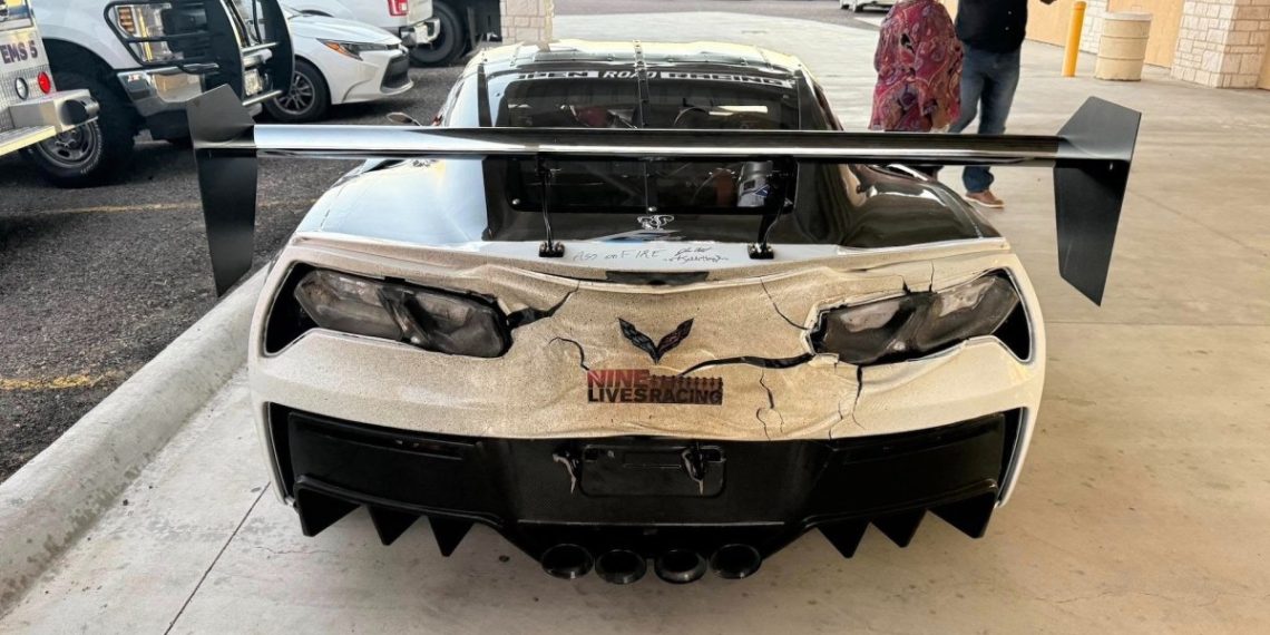 La chaleur infernale d’un échappement fond cette Corvette ZR1 lors d’une course folle à 173 MPH sur 118 miles !
