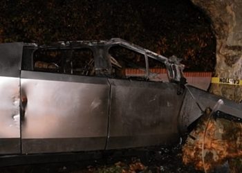 Les poignées de porte du Cybertruck mises en cause dans une tragédie impliquant un adolescent après un accident Tesla : ce que le procès révèle.