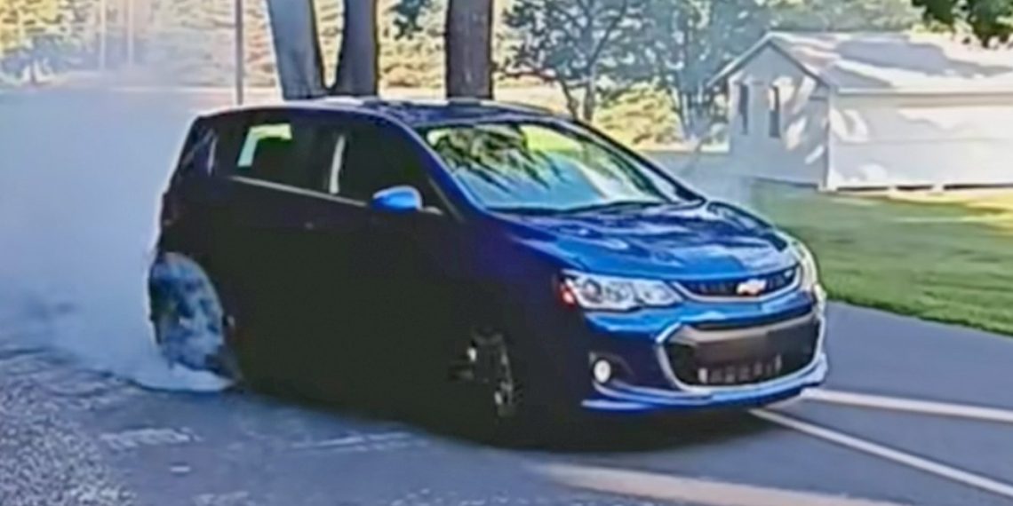Cette Chevy Sonic cache un V8 monstrueux que seuls les initiés peuvent entendre démarrer !