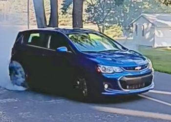 Cette Chevy Sonic cache un V8 monstrueux que seuls les initiés peuvent entendre démarrer !
