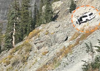 Un touriste en Kia Telluride frôle la chute dramatique à Black Bear Pass, causant la fermeture du sentier !