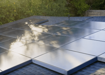 Tesla lance un nouveau panneau solaire en production aux États-Unis : ce qui va tout changer !