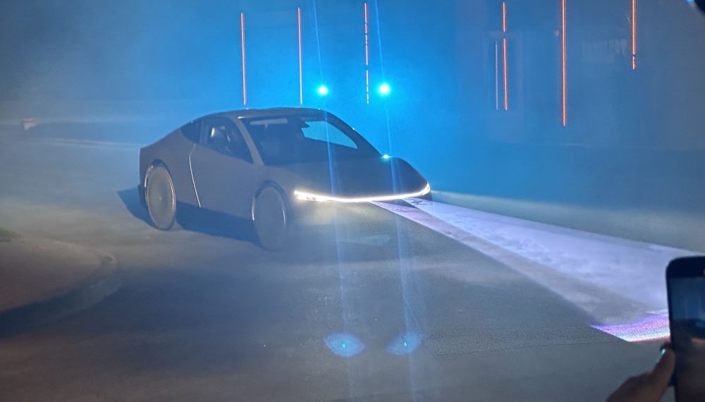 Vous ne croirez pas ce que le Tesla Cybercab fait sur les routes publiques !