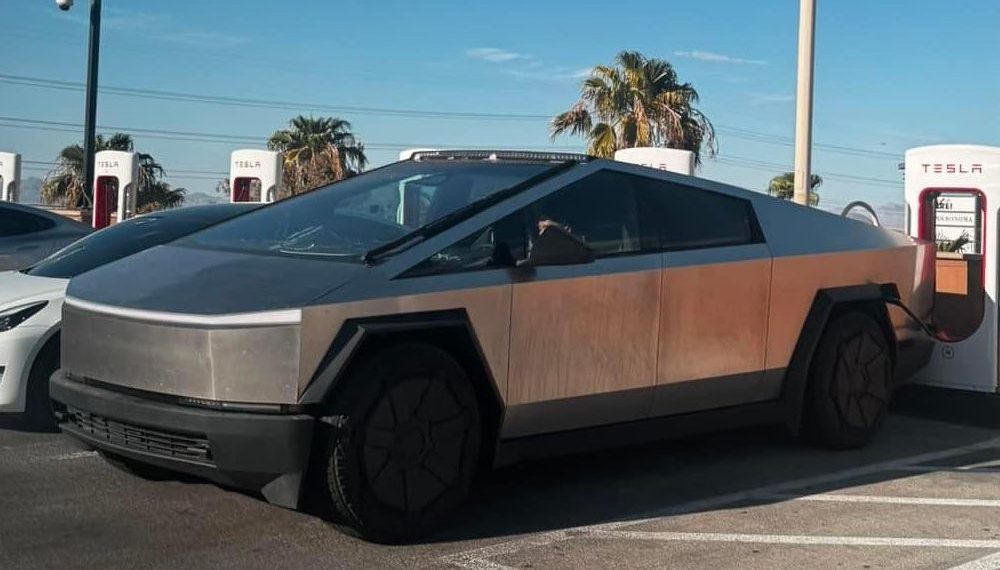 Les Cybertrucks Tesla menacés : un problème d’adhésif met en péril 6,197 véhicules