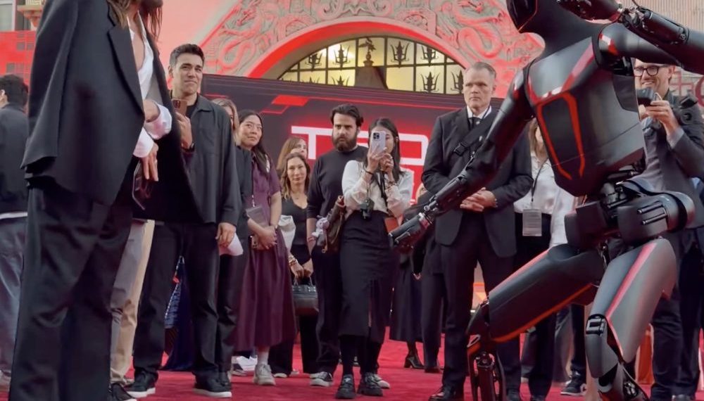 Tesla Optimus : le robot qui vole la vedette lors de l&rsquo;avant-première de TRON: ARES !