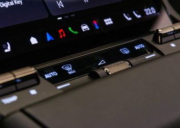 Porsche admet une erreur : le choix audacieux de supprimer boutons et cadrans dans la Taycan choque les puristes !