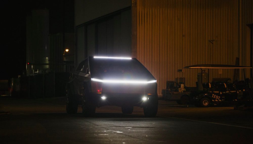 Elon Musk dévoile un secret choc pour les barres lumineuses du Cybertruck Tesla !