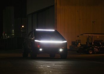 Elon Musk dévoile un secret choc pour les barres lumineuses du Cybertruck Tesla !