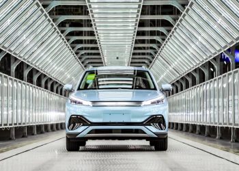 Le PDG de Ford face à un rappel inattendu : Tesla Roadster, Ram SRT et le défi chinois en ligne de mire