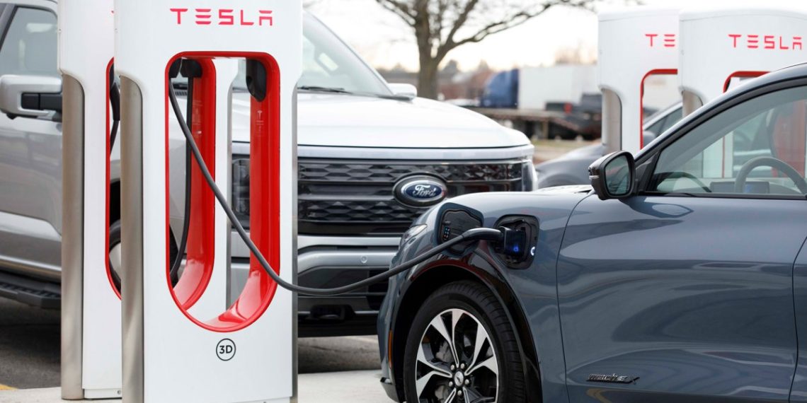 Quand Tesla manque d’adaptateurs, une entreprise surprend en ouvrant la voie aux autres voitures sur NACS