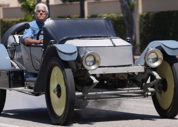 Ces 28 photos émouvantes de Jay Leno profitant de ses nombreuses voitures vont vous surprendre !