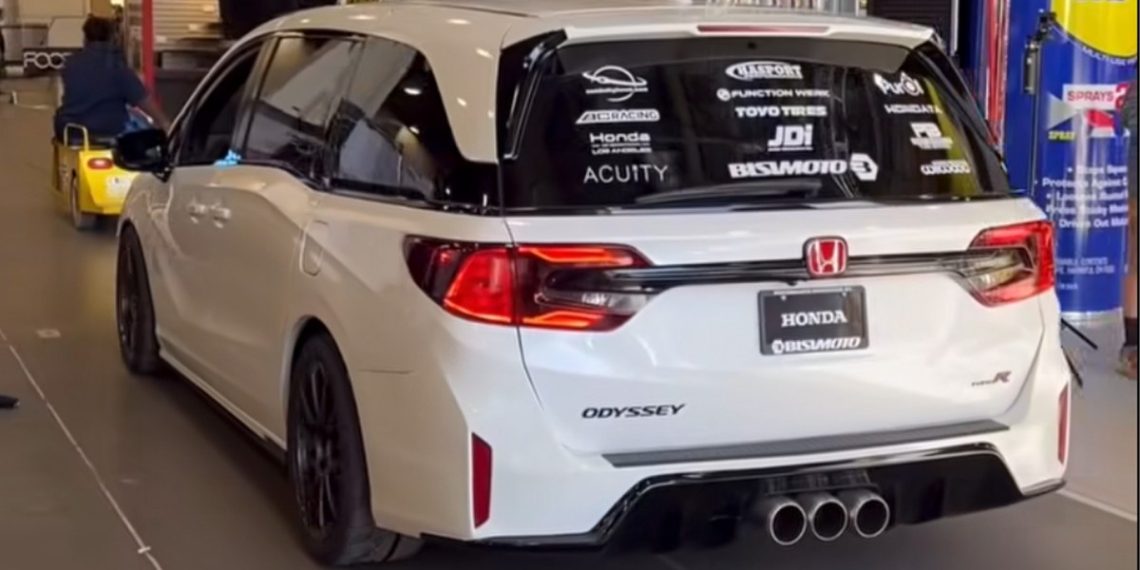 Ce que cache la nouvelle Honda Odyssey Type R-Swapped de Bisimoto : un super van à boîte manuelle six vitesses !
