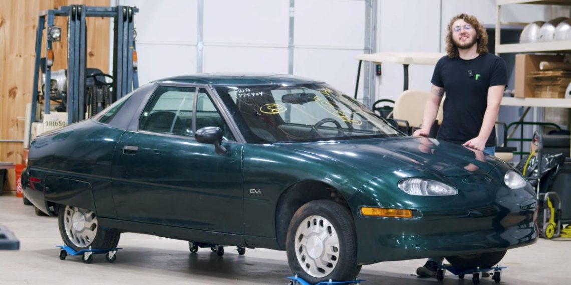 La seule GM EV1 jamais vendue légalement en cours de restauration : ce secret enfin révélé !