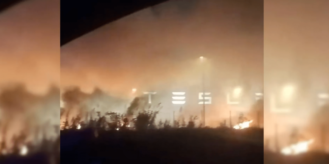 Un incendie dévastateur réduit en cendres toute la flotte de voitures Tesla dans un magasin : l’enquête s’intensifie
