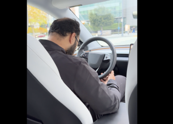 Un conducteur de sécurité Tesla Robotaxi filmé en train de dormir : la vidéo qui choque !