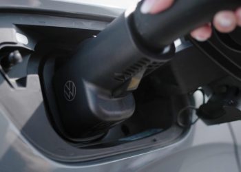 Tesla ouvre ses Superchargeurs aux propriétaires de VW ID.4 et ID. Buzz : une révolution électrique imminente ?