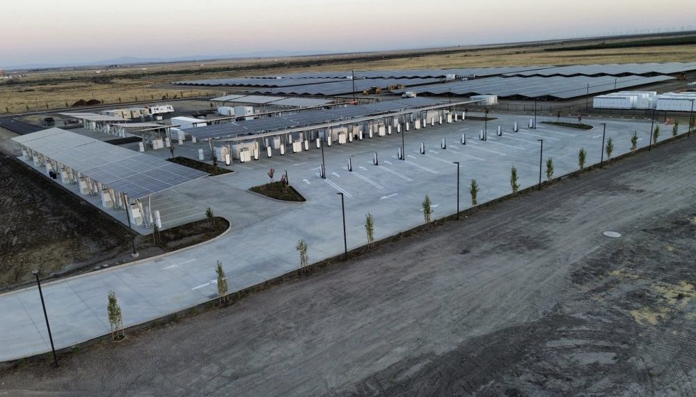 Découvrez l’incroyable méga Supercharger de Tesla : 168 bornes révolutionnaires qui vont tout changer !