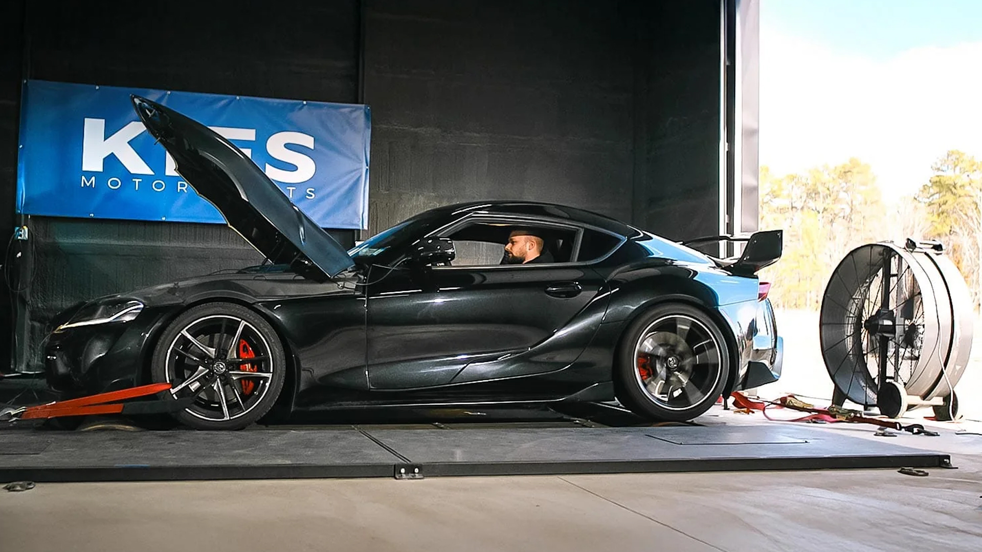 Toyota Supra sur un banc de test.