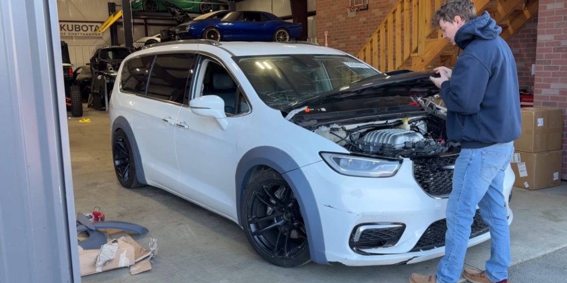 Vous ne croirez pas cette Chrysler Pacifica transformée en Hellcat !
