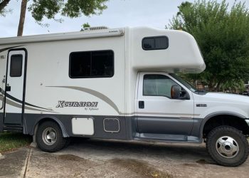 Vous ne croirez pas ce que ce camping-car Ford Super Duty 4×4 avec transmission manuelle ZF6 peut accomplir !