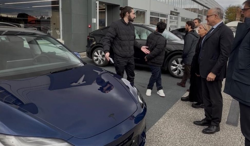 La maire de Rome bluffée lors de la première démonstration de conduite autonome de Tesla en Italie !