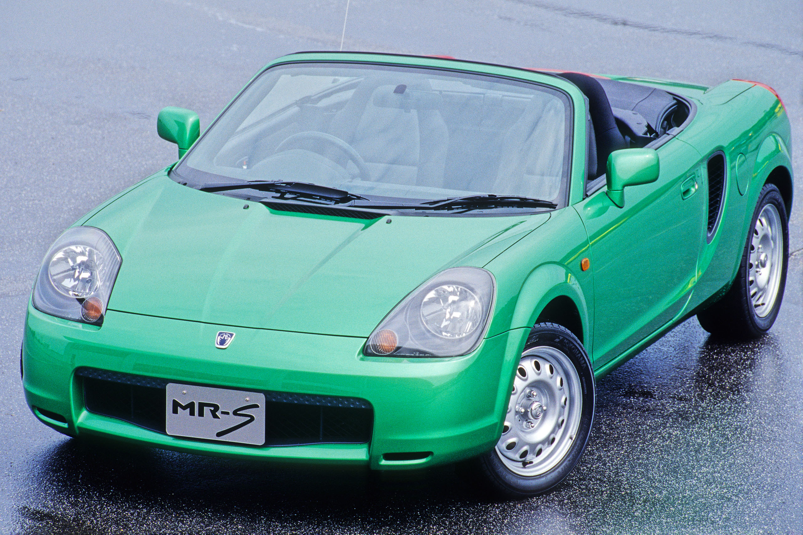 Toyota MR-S verte sur jantes en acier