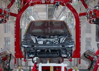 Elon Musk prépare-t-il une surprise sur le Cybercab ? Tesla renforce ses équipes de production !